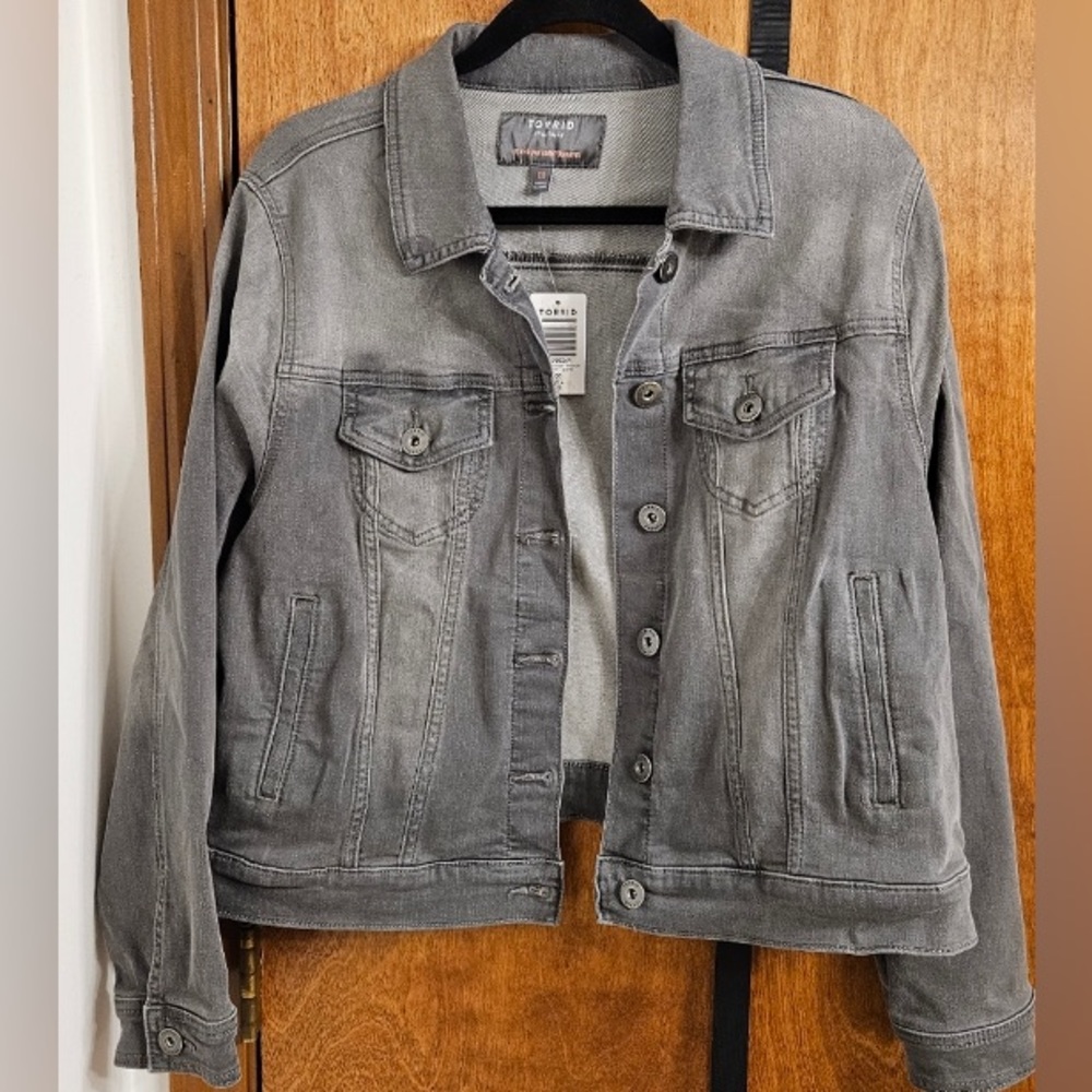 TORRID NWT Women’s Gray Trucker Streetwear Denim Jean Jacket.  Size 00 / 10.